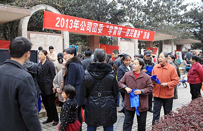 云天化股份开展2013年学雷锋便民活动