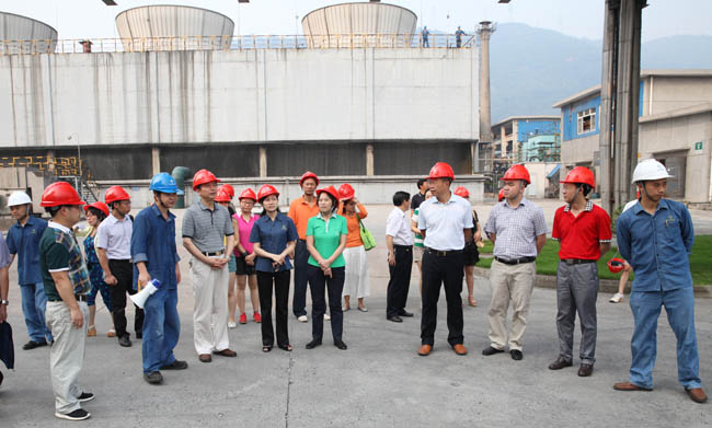 云南环保世纪行采访团到水富云天化采访