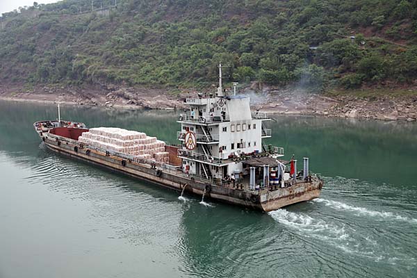 水富云天化优化物流运输 水运模式正式启运