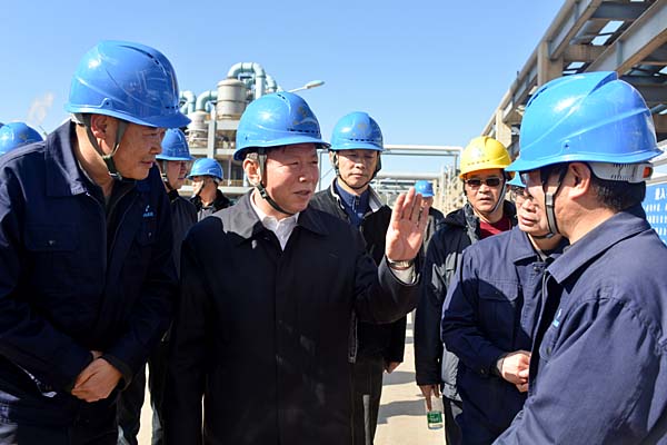 国家安监总局副局长徐绍川一行到磷化集团进行安全督查