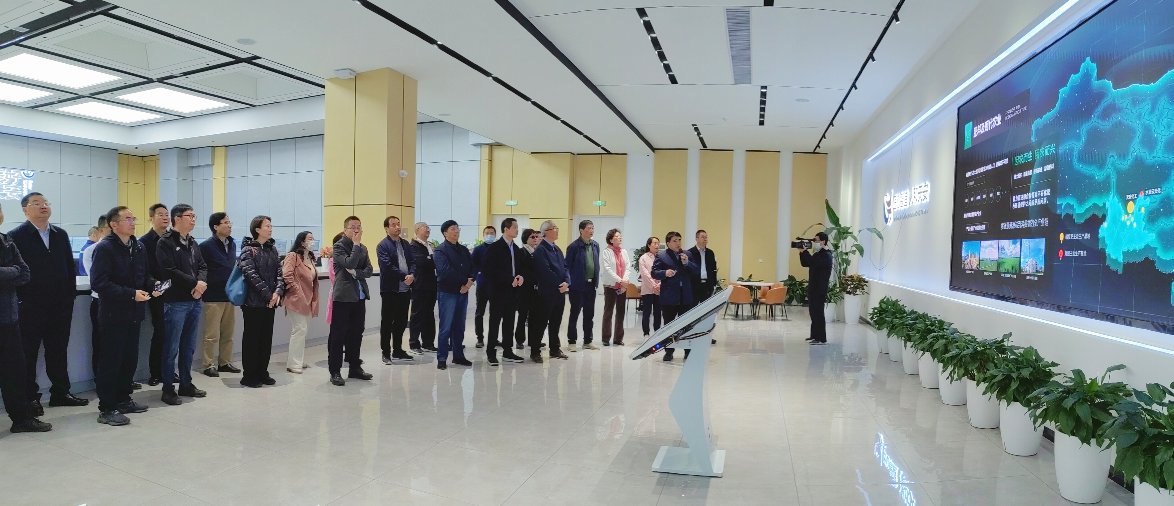 云南省政协副主席何波率队调研亚洲无码
转型升级工作